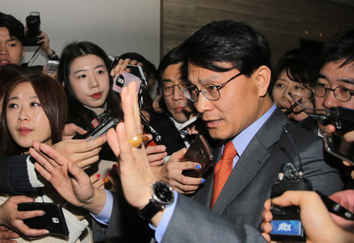 새누리당 윤상현 의원이 9일 오전 김무성 대표를 면담하지 못한 채 국회 당 대표실을 나서며 욕설 파문에 대한 질문세례를 받고 있다. 연합뉴스