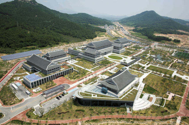 경북도는 10일 오후 도청 앞 광장에서 1만여 명의 국내외 축하객이 참석한 가운데 신청사 개청식을 갖는다. 매일신문 D/B