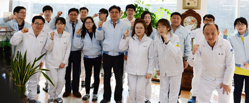 젊은이들의 활기가 돋보이는 영천 동양종합식품. 이 회사 임직원들이 사무실에서 변화와 혁신을 다짐하며 파이팅을 외치고 있다. 민병곤 기자