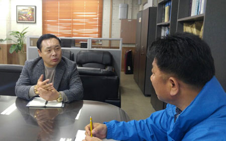 ㈜동운정밀 이재훈 대표이사가 임직원들과 R＆D 및 품질 기술력에 대해 회의를 하고 있다. 이창희 기자
