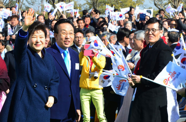 박근혜 대통령이 10일 오후 경북도청 신청사 개청식에서 참석 내빈들에게 손을 들어 인사하며 입장하고 있다. 정운철 기자 woon@msnet.co.kr