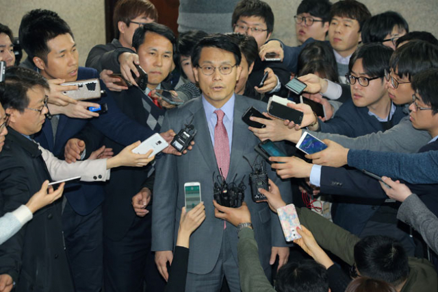 새누리당 윤상현 의원이 10일 오전 국회에서 열린 최고위원회에 참석한 뒤 대표실을 나서며 막말 파문 사과 여부에 대한 질문을 받고 있다. 김무성 대표가 윤 의원의 도착 직전 회의장을 나가 이날도 두 의원의 면담은 불발됐다. 연합뉴스