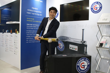 전직 프로야구 선수 출신의 김무성 GT 대표이사가 야구 배팅 연습장치인 