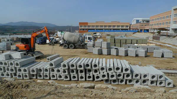 기숙형 공립중학교인 의성군 비안면 이두리 경북중부중학교가 개교했지만 학교 운동장은 아직도 콘크리트 자재가 어지럽게 널려 있고 굴삭기가 굉음을 내며 토목공사도 한창이다. 학생