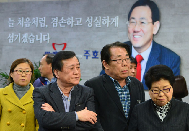 주호영 수성을 새누리당 예비후보의 공천 탈락이 발표된 14일 오후 대구 수성구 두산오거리 인근 주호영 국회의원 사무소에서 당원과 지지자들이 주 의원의 공천 탈락이 확정되자 망연자실한 표정을 하고 있다. 정운철 기자 woon@msnet.co.kr