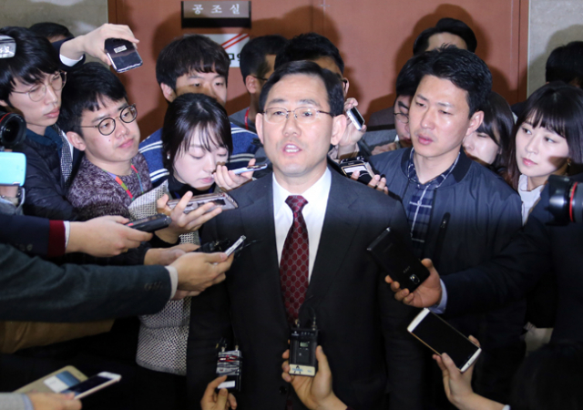 새누리당 주호영 의원이 15일 오전 국회 정론관에서 기자회견을 열고 최고위원회에서 낙천이 최종 확정되면 무소속으로 출마하겠다는 의사를 밝혔다. 연합뉴스