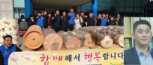 (주)폴리쉘 관계자들이 칠곡지역 홀몸노인과 취약 계층을 위한 보온용 매트를 칠곡군청직장협의회에 전달하고 있다. 작은 사진은 김종원 대표.