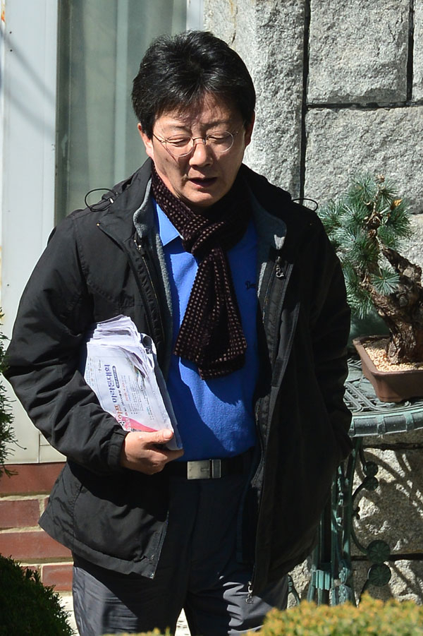 유승민 대구 동을 새누리당 예비후보가 15일 대구 남구 대명동 어머니 집에서 조간신문을 한 아름 안고 외출을 하고 있다. 이날 유 의원은 대구 지역 공천과 관련된 취재진의 질문에 입을 굳게 다문 채 침묵을 지켰다. 정운철 기자 woon@msnet.co.kr