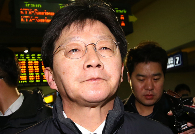 지난 14일 오후 서울역을 출발해 KTX동대구역에 도착한 새누리당 유승민(동구을) 의원이 기자의 질문을 받으며 역사를 빠져나가고 있다.연합뉴스