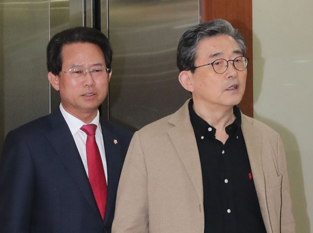 새누리당 이한구 공천관리위원장이 16일 오후 서울 여의도 당사에서 열린 공관위 회의에 입장하다 20대 총선 공천에 탈락한 대구 동갑 류성걸 의원의 항의를 받고 있다. 연합뉴스