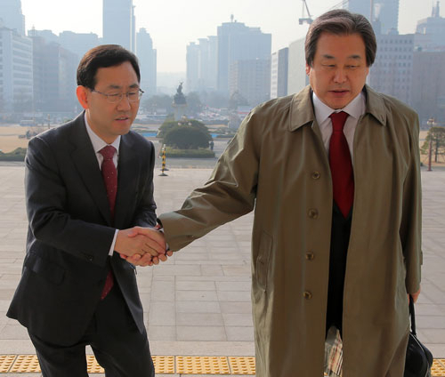 새누리당 주호영 의원이 16일 오전 국회에서 열리는 비공개 최고위원회의에 참석하는 김무성 대표에게 공천 배제에 대한 억울함을 호소하고 있다. 연합뉴스