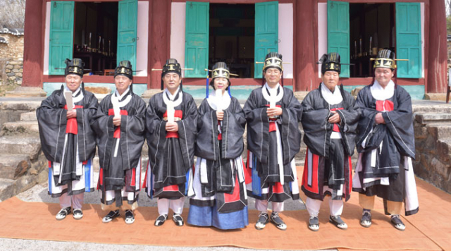 박을규(가운데) 달성교육지원청 교육장이 현풍향교의 석전대제에서 제례복인 금관제복을 입고 집례에 나서고 있다. 달성군 제공