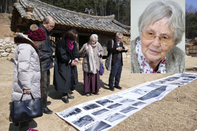 수산나 메리 영거 씨가 12일 경산 무학산 나라얼연구소를 찾아 1960년대 중반 조성했던 무학농장의 모습이 담긴 흑백사진을 살펴보고 있다.