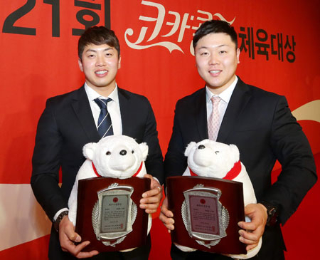 16일 열린 제21회 코카콜라 체육대상 시상식에서 최우수선수상을 받은 봅슬레이 스타 원윤종(오른쪽)
