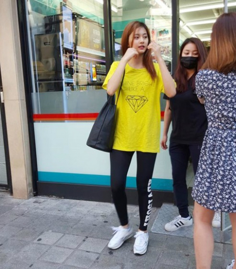 의상 논란에 휩싸인 트와이스 쯔위의 길거리 직찍 사진이 공개됐다. 사진=온라인커뮤니티