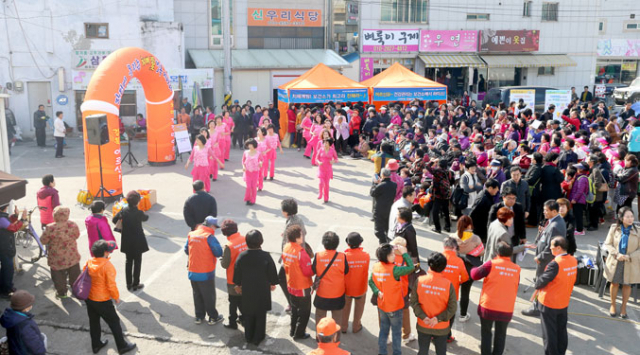 경북도가 17일 안동 중앙신시장에서 치매예방 릴레이 캠페인을 펼쳤다. 안동시 제공