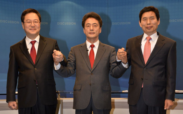 대구 달서구청장 보궐선거 새누리당 경선 후보인 김원구 전 대구시의원, 도이환 전 대구시의회 의장, 이태훈(왼쪽부터) 전 달서구부구청장이 17일 오후 TBC 방송스튜디오에서 정책 토론에 앞서 손을 맞잡고 포즈를 취하고 있다. 우태욱 기자 woo@msnet.co.kr