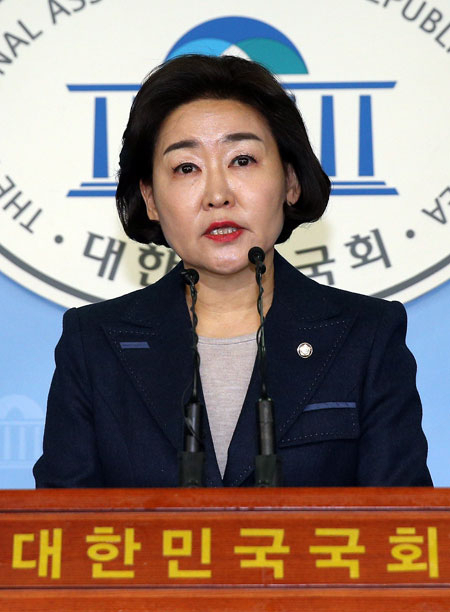 새누리당 20대 총선 공천에서 탈락한 권은희(대구 북갑) 의원이 20일 오후 국회 정론관에서 기자회견을 갖고 새누리당을 탈당해 무소속 출마를 선언하고 있다. 연합뉴스