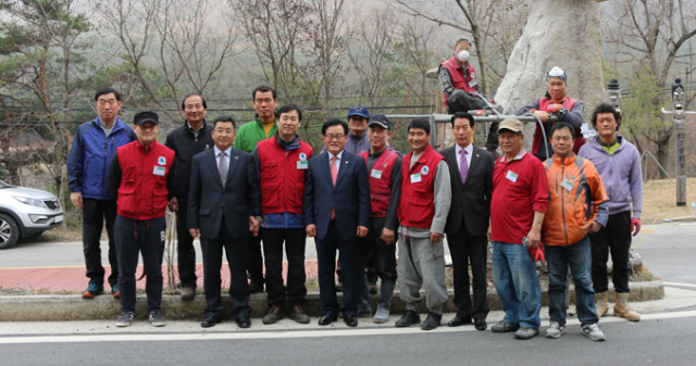 19일 경상북도 숙련기술회 회원 100여 명이 칠곡군 동명면 송산리 마을회관에서 농기계 수리, 의류수선 등 기능인의 도움이 필요한 노인 600여 명에게 기능봉사활동을 했다. 경북도 제공