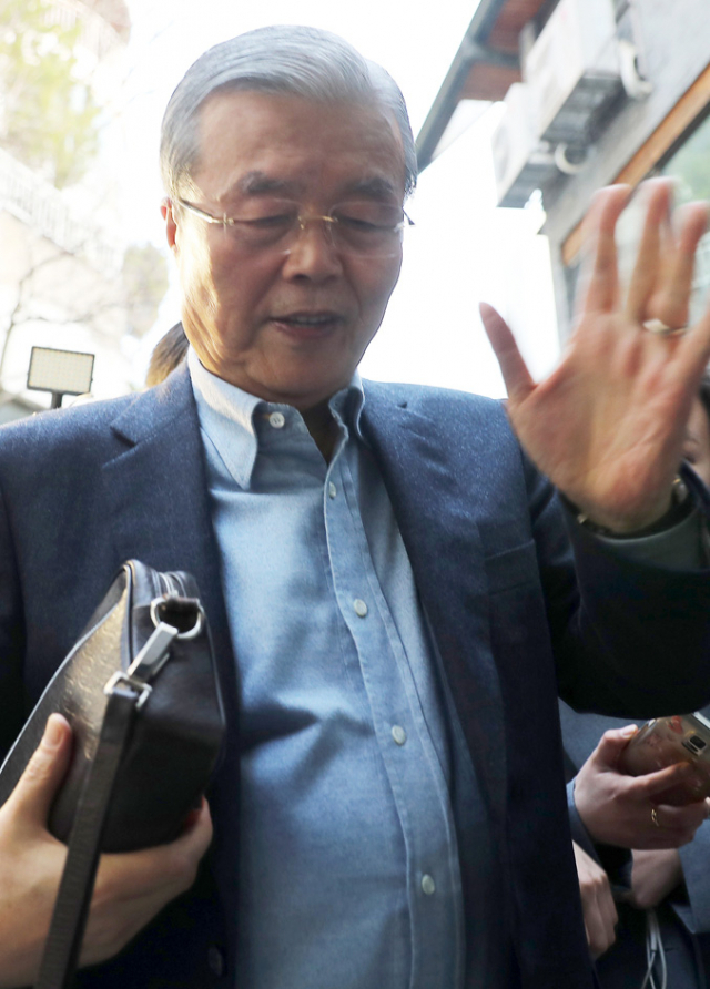 더불어민주당 김종인 비상대책위원회 대표가 21일 오후 용무를 마치고 서울 종로구 자신의 자택으로 돌아오고 있다. 연합뉴스