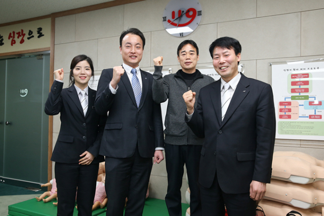 심폐소생술로 시민을 구한 영남대 교직원들과 경산소방서 소방관들(왼쪽부터 경산소방서 대응구조구급과 김보람 소방사, 영남대 교직원 이철환, 도영현 씨, 박주호 소방장). 영남대 제공