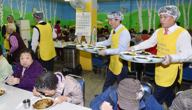 매일신문 창간 70주년을 맞아 감사의 뜻으로 본사 임직원들이 독자와 지역민을 위해 짜장면 배식 봉사를 펼쳤다. 22일 대구 달서구 상인종합복지관에서 매일신문 임원들이 어르신들에게 짜장면을 대접하고 있다. 성일권 기자 sungig@msnet.co.kr
