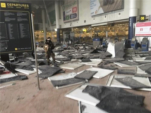사진. 두차례 폭발로 인해 아수라장이 된 벨기에 브뤼셀 국제공항. 트위터 캡쳐.