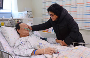 두 달 전 대동맥류 수술을 받고 입원 중인 이규영 할아버지 부부는 최근 수술비 마련에 어려움을 겪고 있다. 김영진 기자 kyjmaeil@manet.co.kr