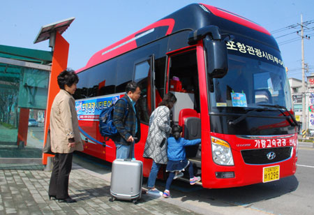 포항에서도 도시순환형 시티투어버스가 도입된다. 도시순환형 시티투어버스에 승객들이 탑승하고 있다. 포항시 제공