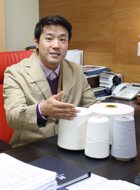 면사 수입업체에서 기능성 원단 제조 기업으로 전환해 제주항공 등에 자사 제품을 공급하는 (주)히코의 이동훈 대표가 자사 기능성 원사의 특징을 설명하고 있다.