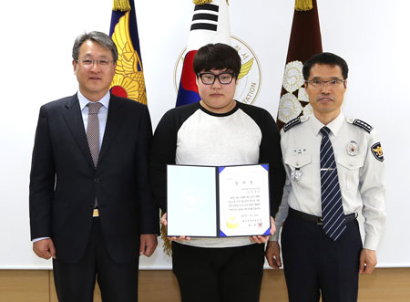 23일 최석환(오른쪽) 북부경찰서장이 폐지를 수집하는 할아버지가 분실한 돈을 찾아준 임호준 씨(가운데)에게 선행에 대한 감사장을 전달했다. 영진전문대 제공