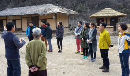 산골 오지로만 알려진 청송이 마이스산업에 도전하고 있다. 최근 청송을 찾아 국제학술대회 개최 타당성 여부를 검토한 대한관광경영학회 회원들이 청송 지역을 둘러보고 있다. 전종훈 기자