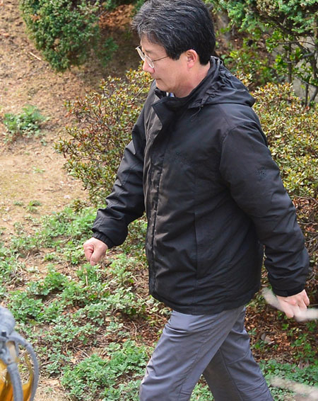 새누리당 유승민 의원이 잠적 9일 만에 모습을 드러낸 23일 오후, 유 의원은 최종 결정을 내린 듯 남구 대명동 어머니 집을 나서고 있다. 정운철 기자 woon@msnet.co.kr