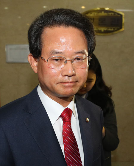 20대 총선에 공천 신청했다 배제된 새누리당 류성걸 의원이 23일 오전 국회에서 가진 기자회견에서 자신의 지역구인 대구 동갑 공천과 관련한 발언을 마친 뒤 자신의 지역구로 떠나고 있다. 연합뉴스