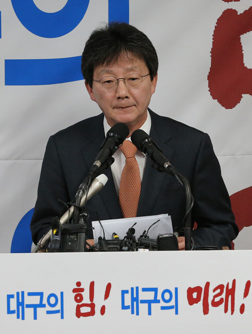 공천문제로 진통을 겪고 있는가운데 23일 오후 유승민 의원이 대구 동구 사무실에서 탈당및 무소속 출마 기자회견을 하고 있다.정운철 기자