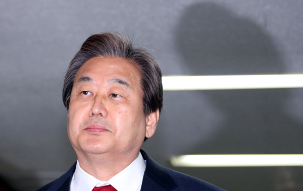 새누리당 김무성 대표가 24일 오후 서울 여의도 당사에서 긴급 기자회견을 열기 위해 입장하고 있다. 김 대표는 기자회견을 통해 최고위에서 공천관리위의 의결이 보류된 유승민, 이재오 의원 지역구 등 5개 지역에 대해 의결을 하지 않고 중앙선관위 후보등록 만료일(25일)까지 최고위도 열지 않겠다고 밝혔다.연합뉴스