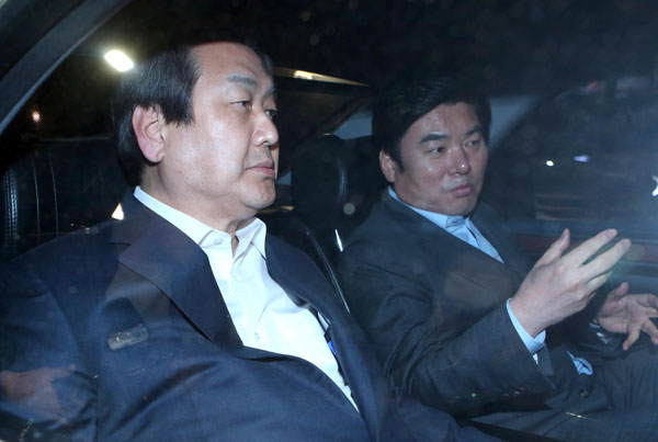 새누리당 김무성 대표가 24일 오후 부산 영도구 사무실에서 원유철 원내대표를 만나 함께 차를 타고 이동하고 있다. 연합뉴스