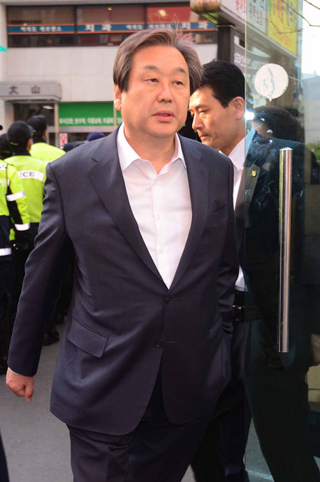새누리당 김무성 대표가 25일 서울 여의도 당사에서 열린 최고위 회의를 마친 뒤 차량으로 이동하고 있다. 연합뉴스