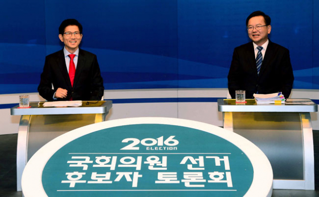 제20대 국회의원 선거 대구 수성갑에 출마한 새누리당 김문수(왼쪽) 후보, 더불어민주당 김부겸 후보가 25일 오후 매일신문과 TBC 공동주최로 열린 TV토론회에서 자신의 정책에 대한 설명을 하고 있다. 김영진 기자 kyjmaeil@msnet.co.kr