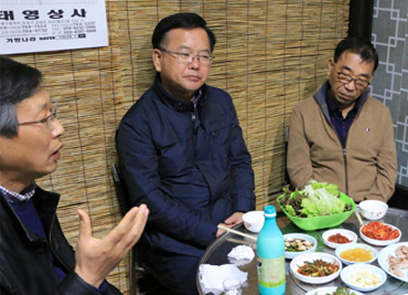김부겸 대구 수성갑 더불어민주당 예비후보는 25일 대구 수성구 황금시장에 있는 한 식당에서 50대 장년들과 함께 간담회를 열었다. 김 후보 측 제공