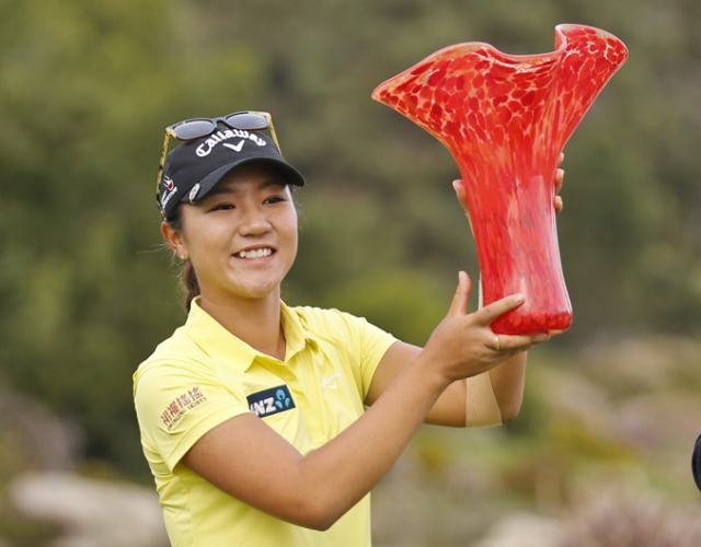 27일(현지시간) 미국 캘리포니아주 칼즈배드에서 막을 내린 미여자프로골프(LPGA) 투어 기아클래식 우승자 리디아 고(뉴질랜드)가 우승컵을 들고 미소짓고 있다. (칼즈배드 AP=연합뉴스)