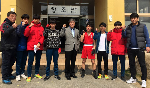 상을 휩쓴 영주중학교 복싱부 선수들이 지도교사들과 함께 파이팅을 외치고 있다. 영주중 제공