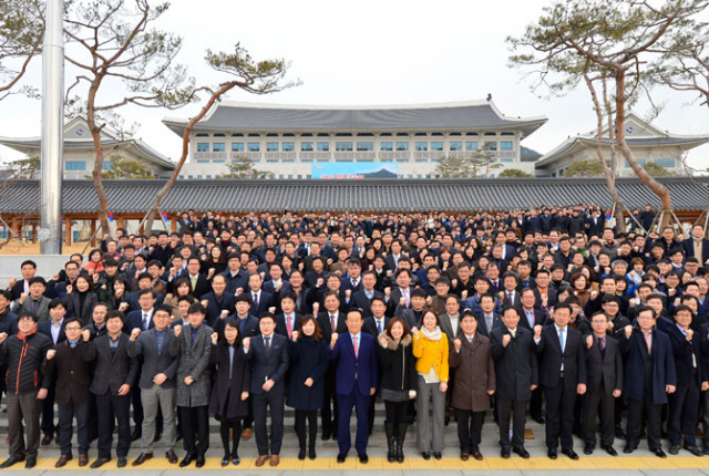 경북도 직원들이 신청사 앞에서 신도청 시대를 맞아 결의를 다지고 있다
