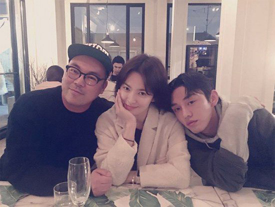 사진. 배우 송혜교와 유아인의 다정한 모습이 포착됐다. 채한석 인스타그램.