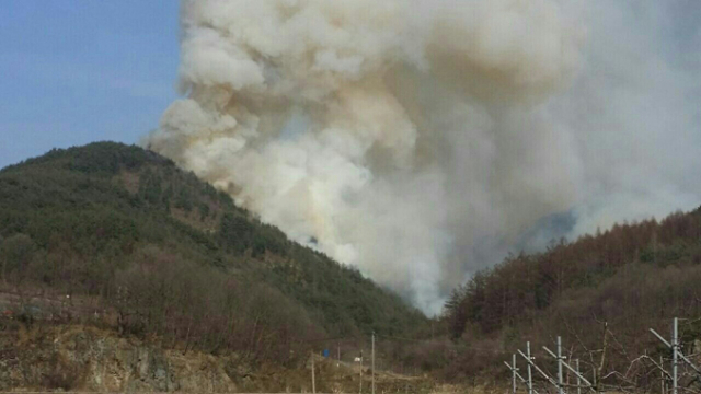 30일 오후 4시쯤 청송군 부남면 화장리 인근 야산에 공군 F-16 전투기 1대가 추락했다. 매일신문 독자 제보
