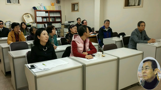 대구시각장애인문화원에서 인문학 강의를 듣고 있는 정연원(앞줄 맨 오른쪽) 원장. 원안 정연원 원장.