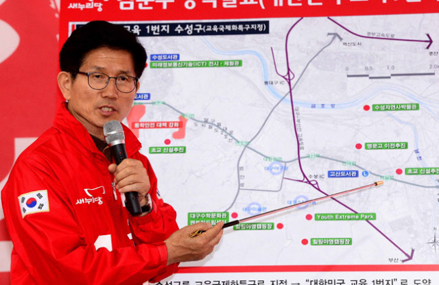 대구 수성갑에 출마한 새누리당 김문수 후보가 30일 오후 수성구 선거사무소에서 교육공약에 대한 설명을 하고 있다. 김영진 기자 kyjmaeil@msnet.co.kr