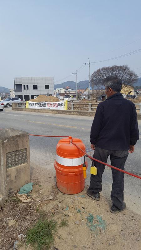 구미 산동면 적림리 적림교에서 한 주민이 위험한 교량 공사에 대해 설명하고 있다. 이창희 기자