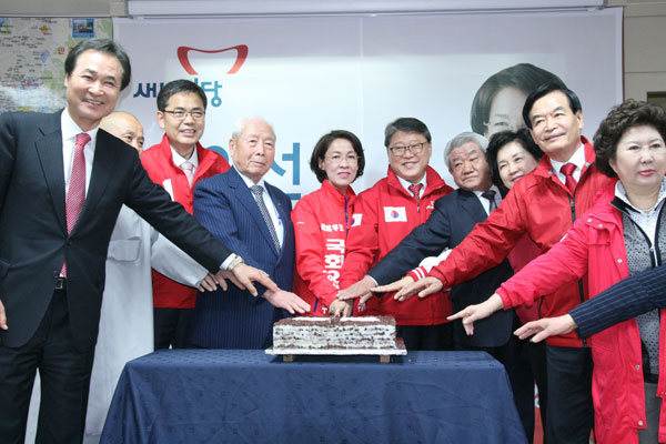 30일 열린 이인선 대구 수성을 새누리당 후보 개소식에서 조원진, 서상기 의원과 곽상도, 조명희 후보 등 참석자들이 이 후보와 함께 떡을 자르고 있다.