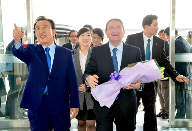 김관용 경북도지사는 30일 경북도청을 방문한 탈렙 리파이(오른쪽) UNWTO(유엔세계관광기구) 사무총장과 실크로드 협력 사업 등을 논의했다. 경북도 제공